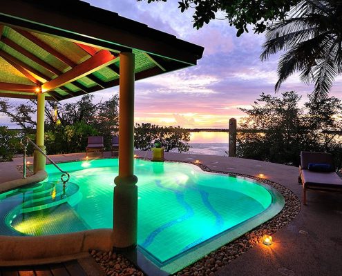 Royal Island Maldive piscina al tramonto